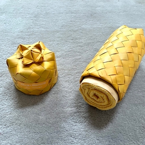 Le Petit Krama Chaud Or dans son écrin en feuille de palmier - Femme