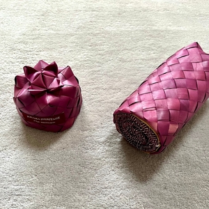 Le Petit Krama Chaud Bordeaux dans son écrin en feuille de palmier - Homme