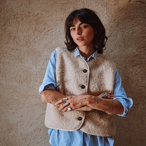 LUCE Gilet de berger en alpaga bouclé - Beige clair