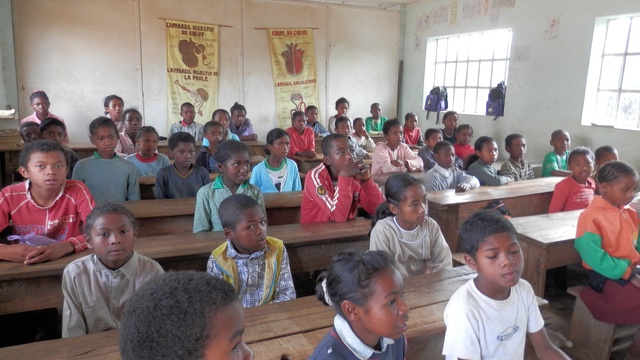 Cover image of the project Des malles de livres scolaires itinérantes 