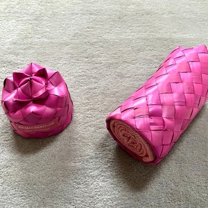 Le Petit Krama Chaud Rose Clair dans son écrin en feuille de palmier - Homme