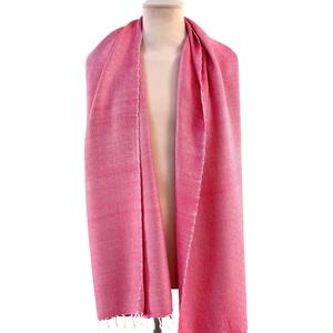 Le Krama Chaud Rose Bonbon dans son écrin en feuille de palmier - Femme