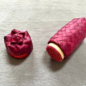 Le Petit Krama Chaud Rouge Coquelicot dans son écrin en feuille de palmier - Homme