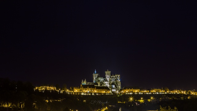 Cover image of the project Laon by night