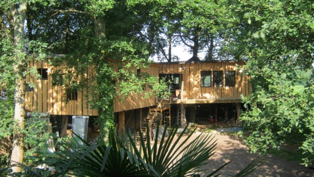 Cover image of the project Sur Un Livre Perché Cabanes Bouquiniste