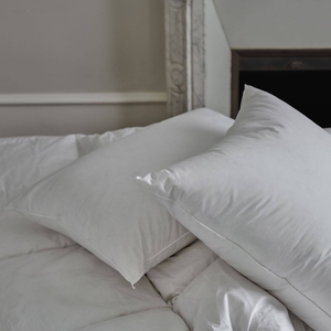 Oreiller moelleux en duvet et percale bio Carla CAMIF