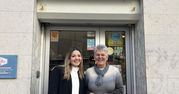 Océane, couturière reprend la mercerie Au Dé à Coudre