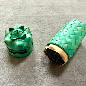 Le Petit Krama Chaud Vert Forêt dans son écrin en feuille de palmier - Homme